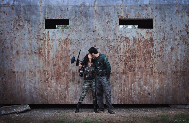 pareja jugando gotcha