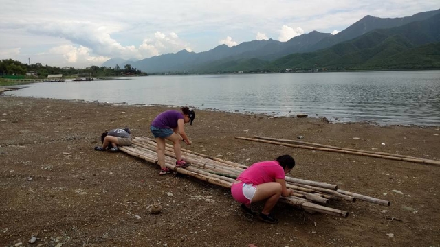 Armando la balsa