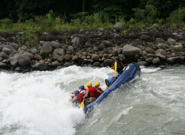  Raft fighting the river 