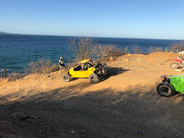  Buggies na praia deserta 