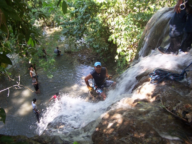  Discesa in corda doppia in una cascata 