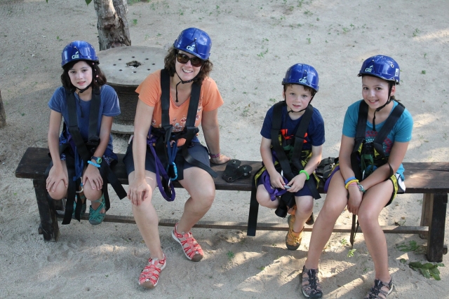  Famille sur une tyrolienne 