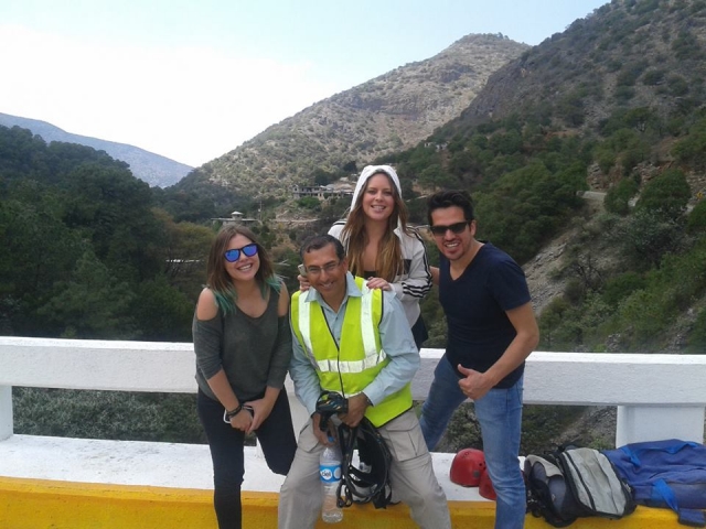  Bungee jumping com amigos 