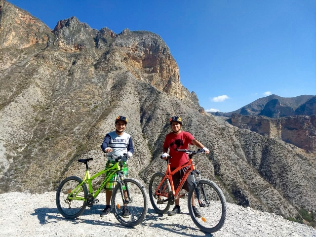  Mountain bike com belas paisagens 
