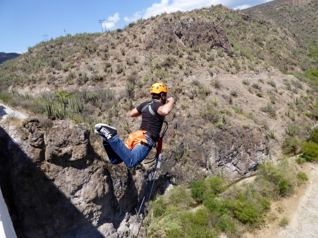 Máxima adrenalina com Bungee Jumping 