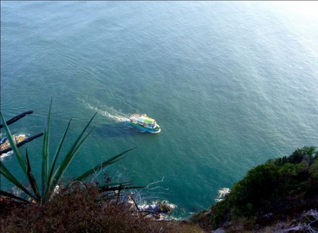 Barco desde el acantilado