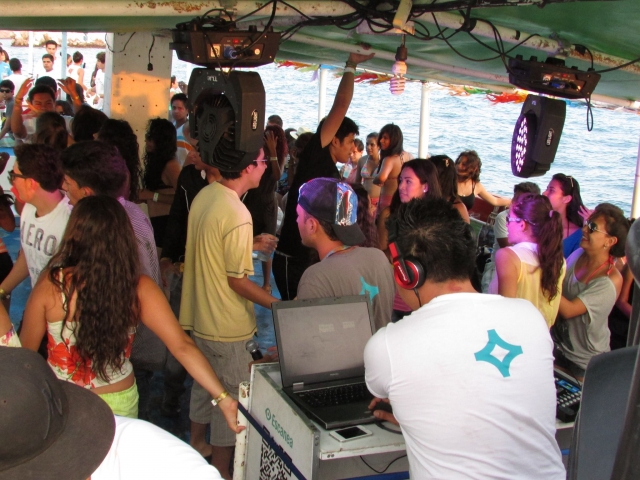 Interior del yate en fiesta