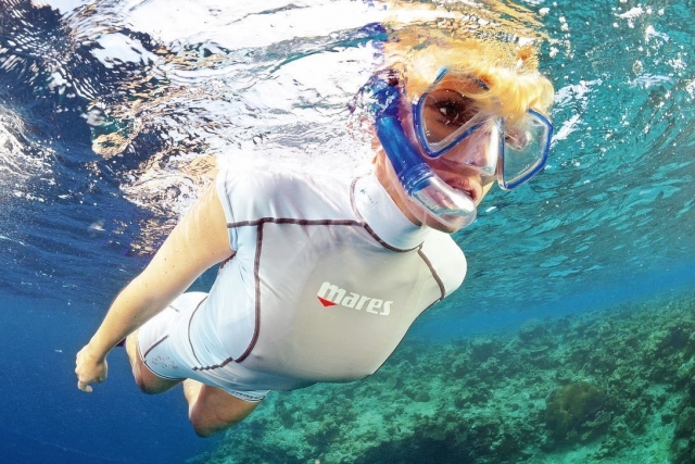  在清澈的海水中浮潜 