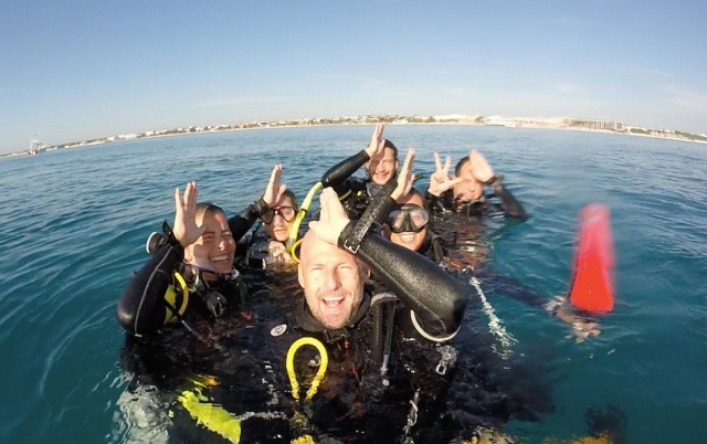  Diving in the sea 