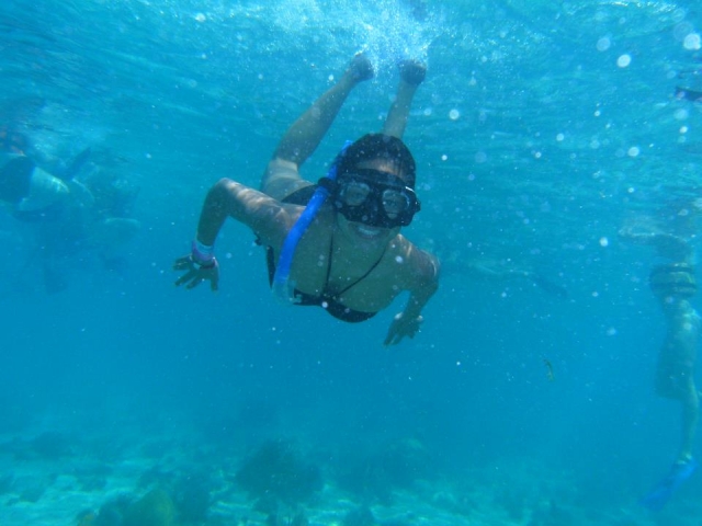  Snorkeling under the sea 