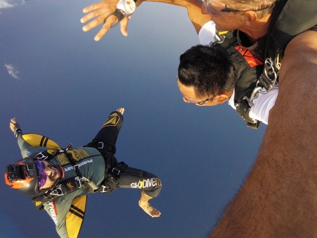 Descendiendo con instructor y paracaidista con camara