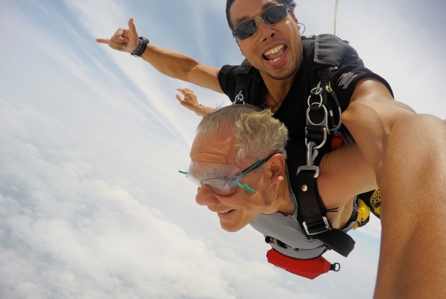 Instructor durante experiencia de paracaidismo tandem