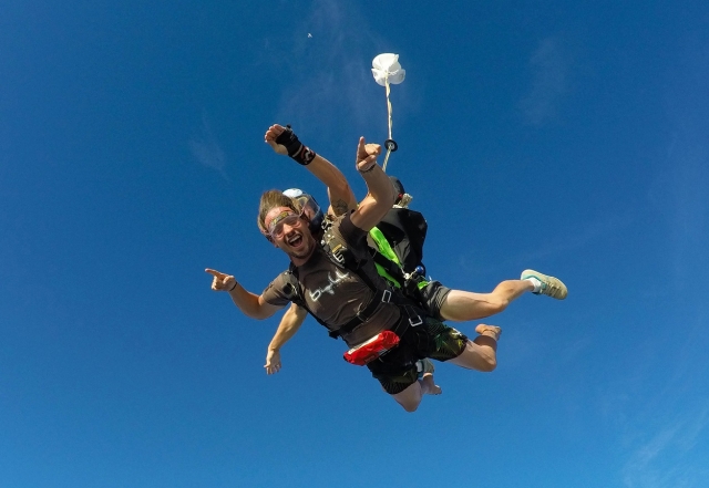 Saltando en tandem con instructor