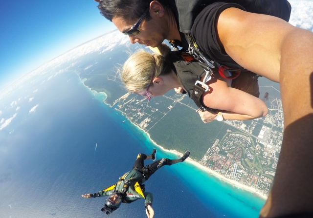 Salto tandem y paracaidista con camara