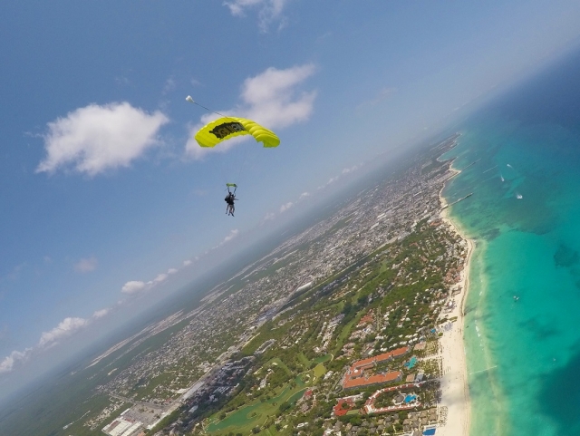 Vuelo planeando encima de Playa del Carmen
