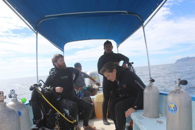 Preparando equipo para buceo