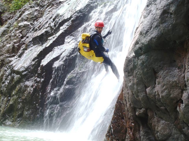 rapel en el cañón disfruta de la naturaleza 