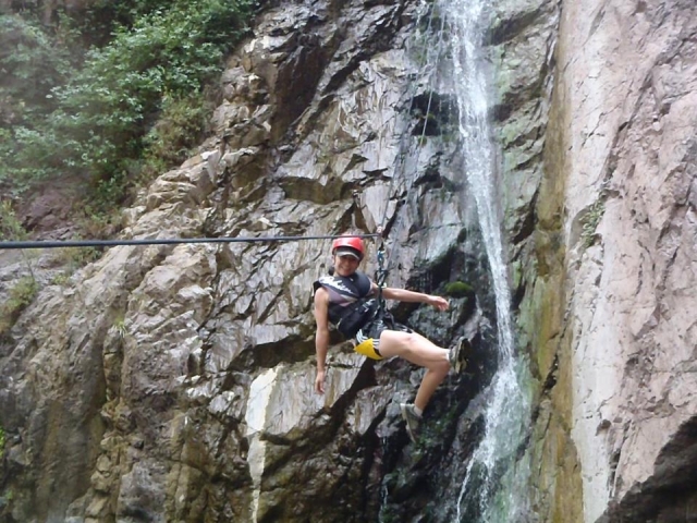 Tirolesa en las cascadas