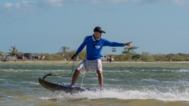 Practicando kite surf