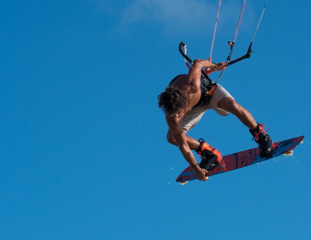 Saltando en tabla de kite surf