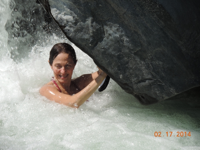  Abkühlung im Wasserfall 