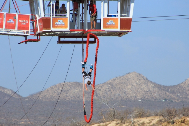 Siente la adrenalina del salto en bungee