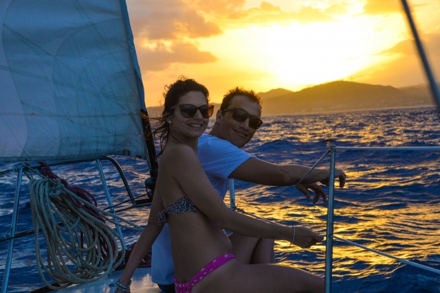 Relájate en un atardecer a bordo de un velero