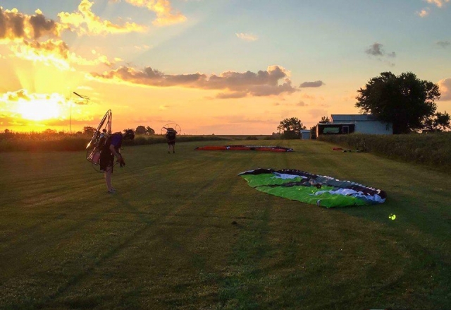  Der Sonnenuntergang hinter dem Gleitschirm 