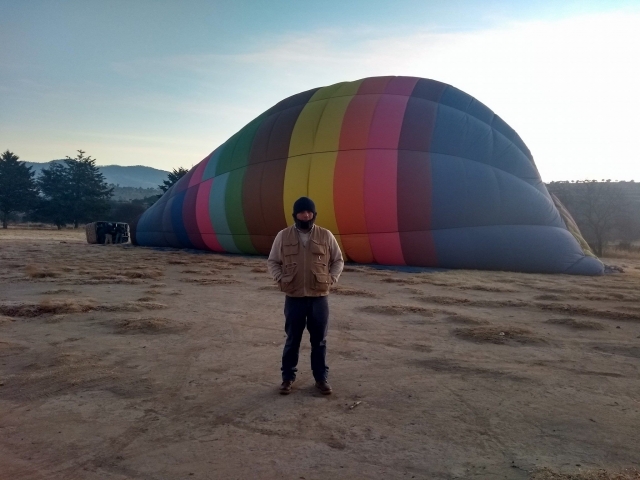 e-19698913-inflando-el-globo-aerostatico175925522217592553989940.jpg