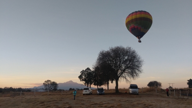 e-19698913-paisaje-con-globo-aerostatico175925519817592553952296.jpg
