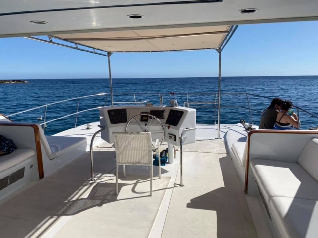 Catamarán perfectamente acondicionado para un día de descanso