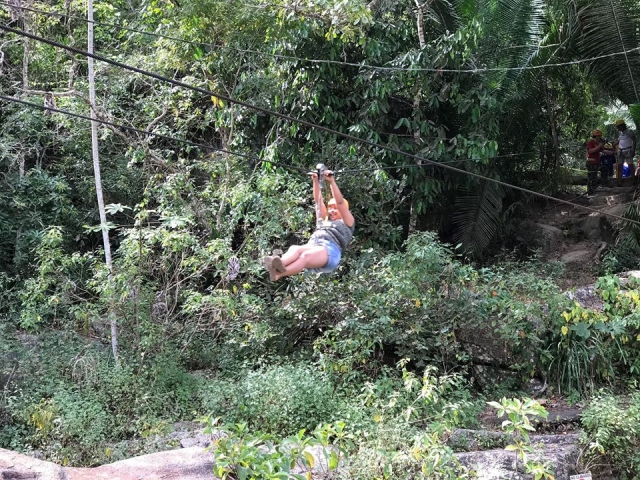 Viviendo la aventura de la tirolesa