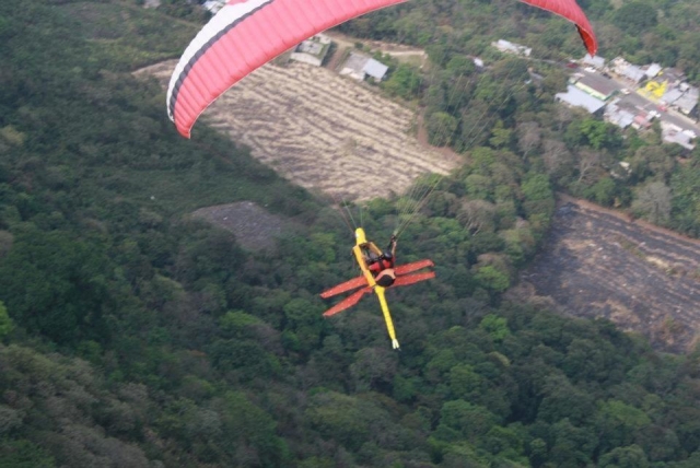  Paragliding 