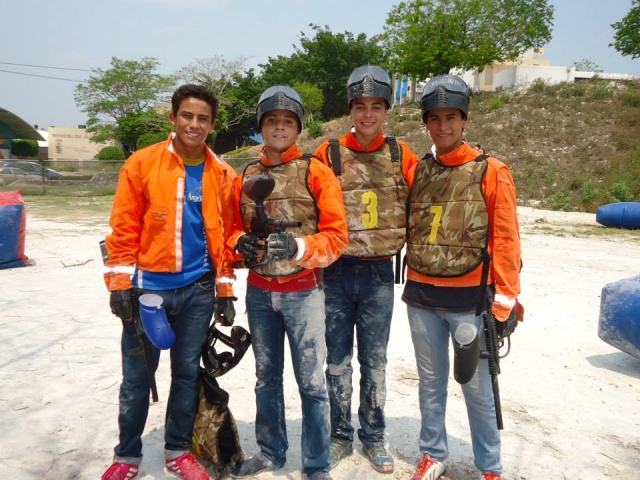 equipo jugando al gotcha