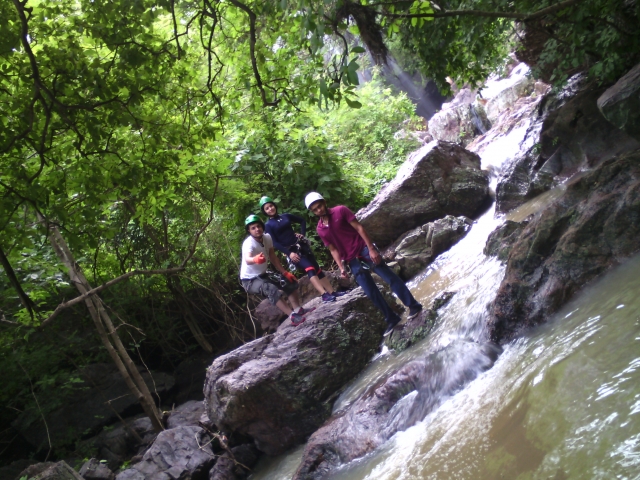  Wandern zwischen Felsen 