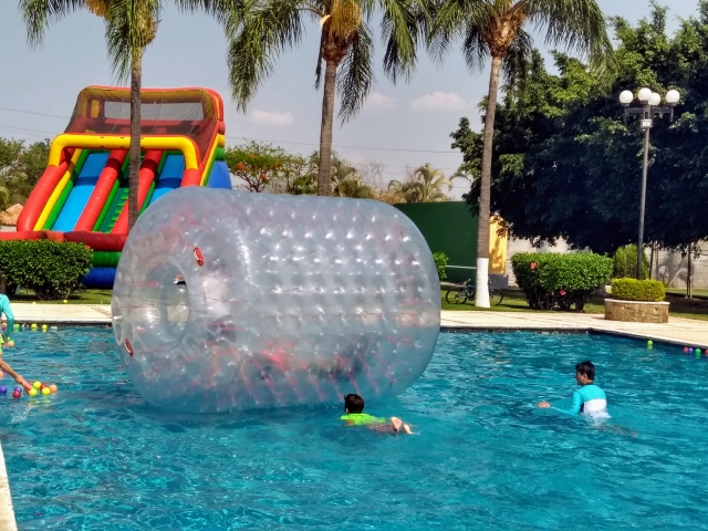 Zorbing gigante en la piscina