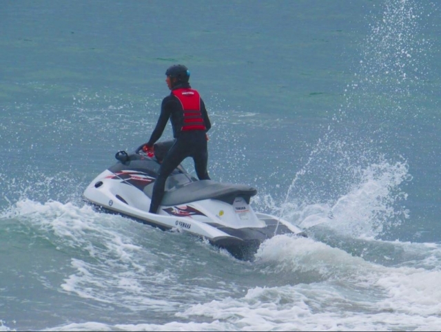  Debout avec un casque sur le jet ski 