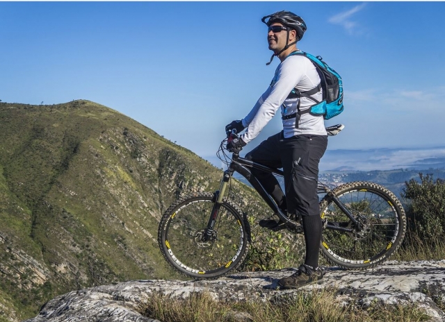  Cycliste sur le chemin 