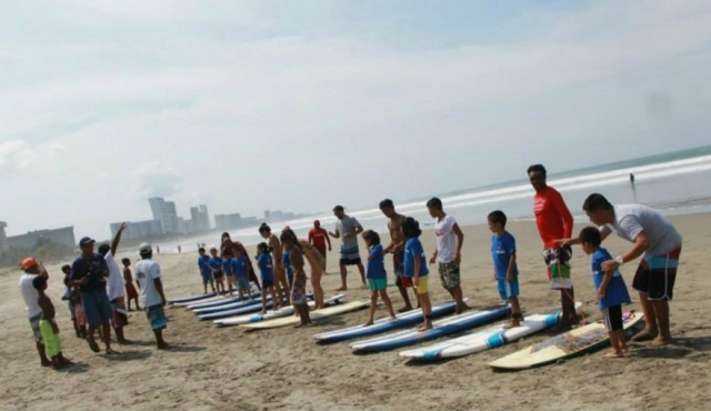  Kinder lernen in Surfkursen 