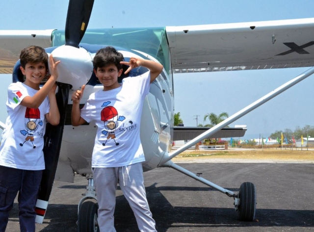  Enfants avec l'avion 