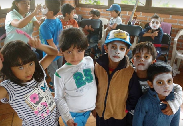  Little ones with their faces made up 