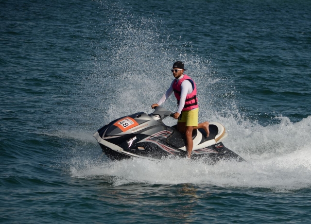  Auf dem Jetski mit Mütze und Brille sol 