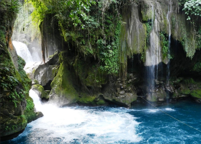  Eau tombant dans la rivière 