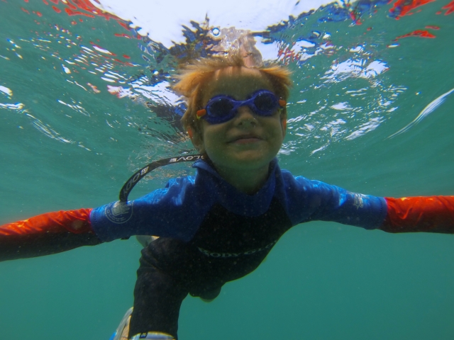  Nino vê o fundo do mar fazendo snorkeling 