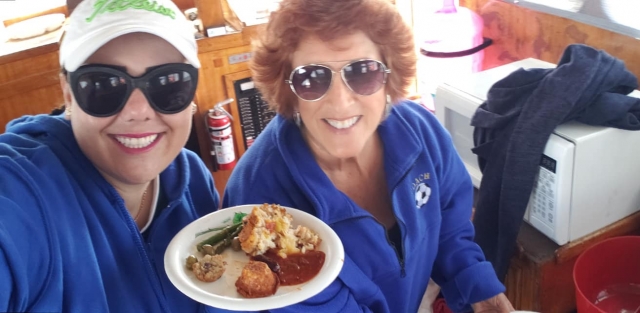 Disfrutando del almuerzo en el barco