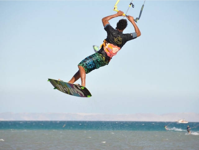  Springen mit einem Wakeboard 