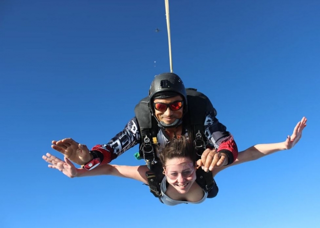 e-19732559-skydiving-con-instructor15172434449083.jpg