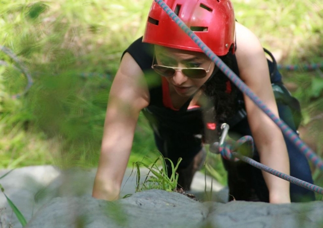  Supporting the hands to climb the rock 