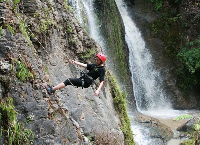  Holding onto the rope with one hand