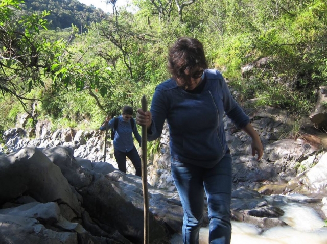  Walking through the Valle de Bravo 